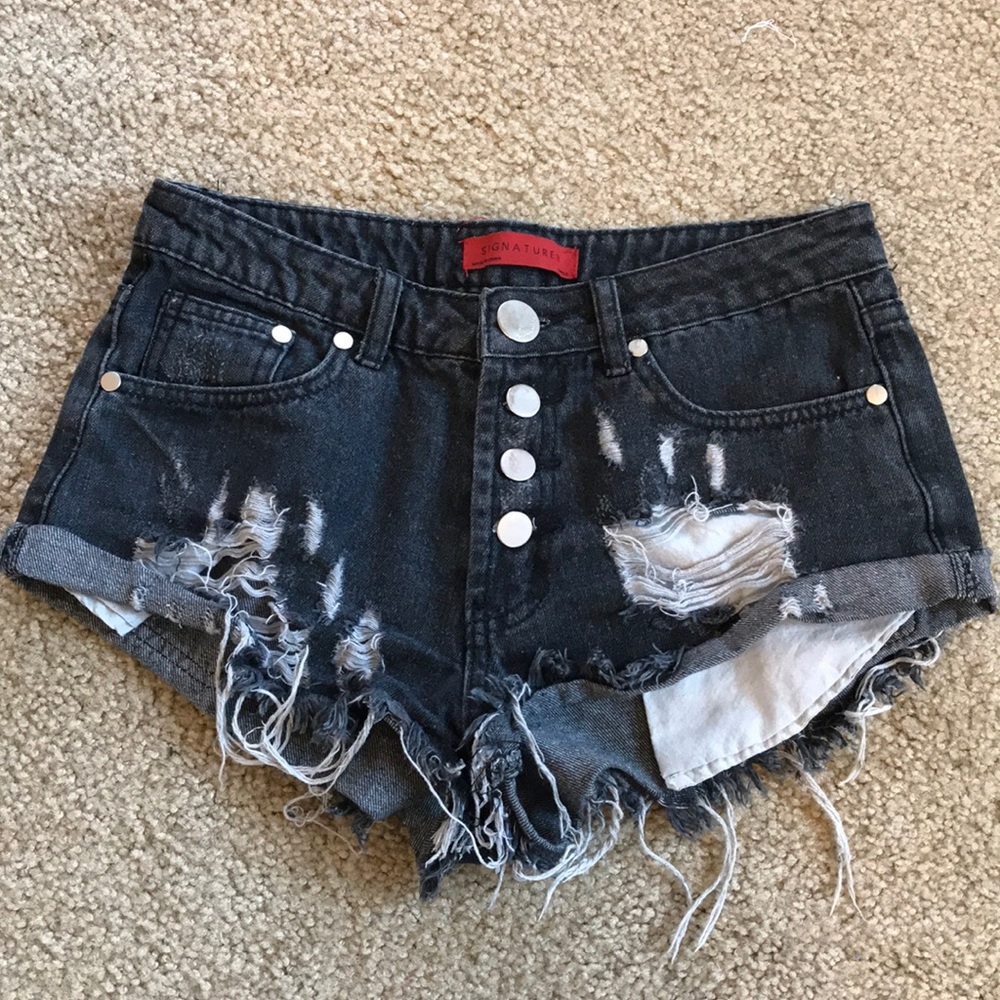SIGNATURE BLACK JEAN SHORTS!!